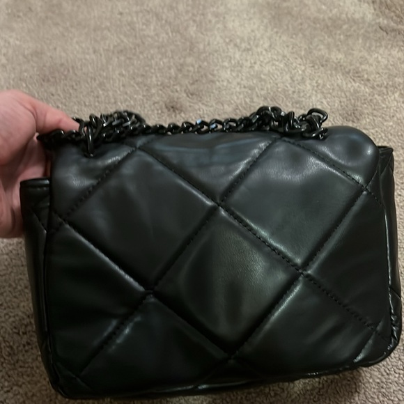 Badgely Mischka black chain quilted stud faux leather rocker shoulder bag purse - Picture 6 of 7